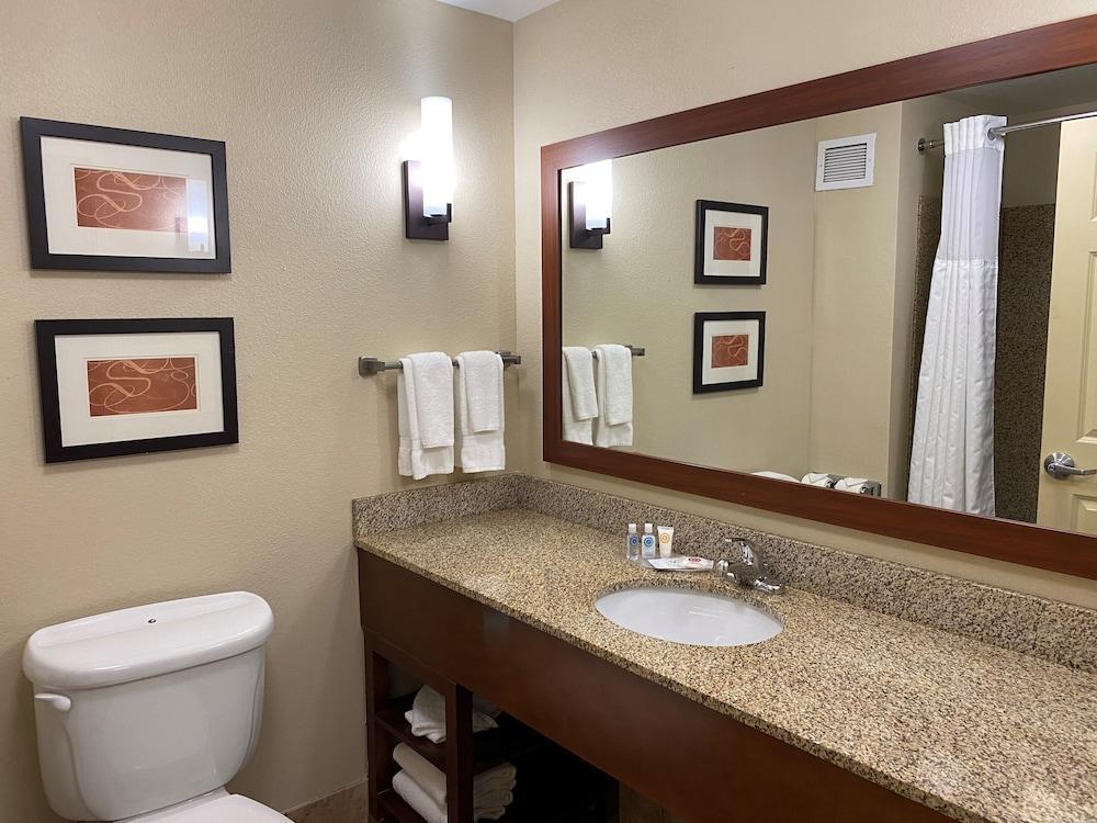 Holiday Inn Express & Suites Milwaukee Nw - Park Place By Ihg Exterior foto